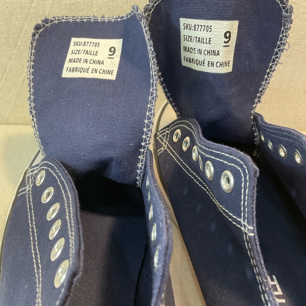 Classic Navy running shoes , men size 9. Absolutely Excellent Condition - Picture 8 of 8